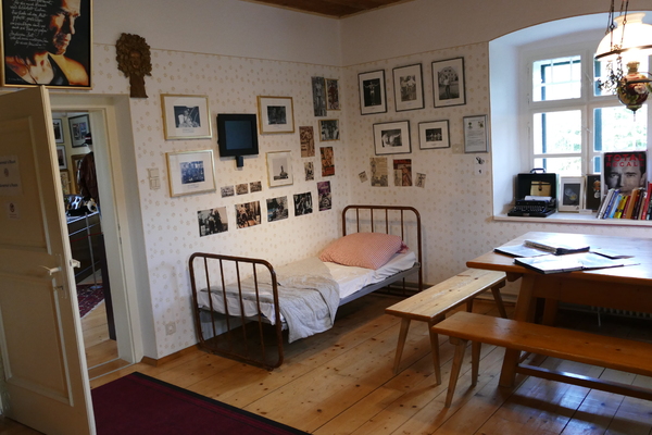 Ausstellungsraum von Originalbett von Arnold Schwarzenegger