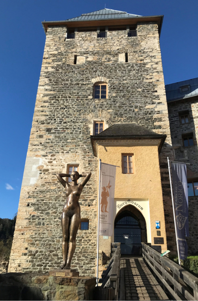 Aufgang und Burgtor der Burg Deutschlandsberg
