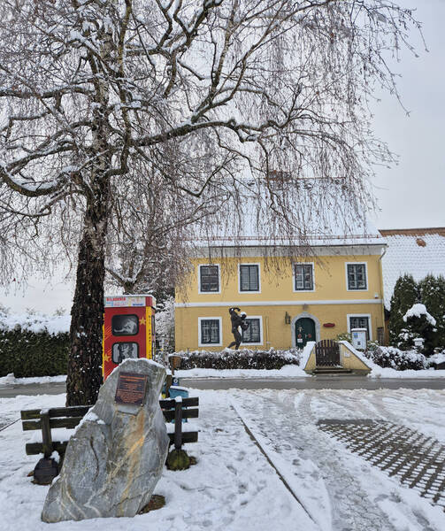 © Arnie's Life Das Arnold Schwarzenegger Museum von außen im Winter