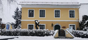 © Arnie's Life Das Arnold Schwarzenegger Museum von außen im Winter