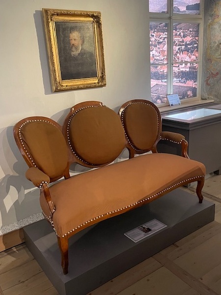 Vom Wohnzimmer Brahms in seiner Sommerwohnung in Bad Ischl ins BRAHMS MUSEUM Mürzzuschlag.